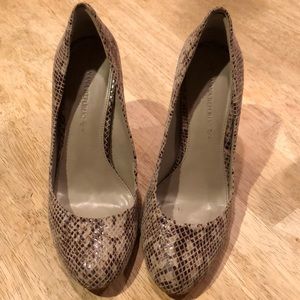 Adorable pair of sz 7 banana republic snake pumps